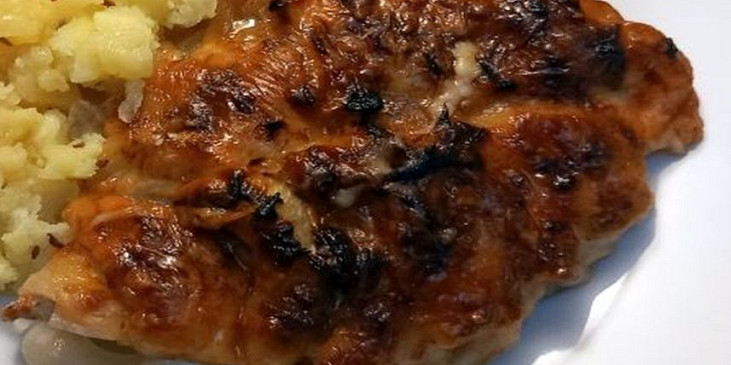 Vepřová krkovice zapečená s cibulí a loveckým sýrem