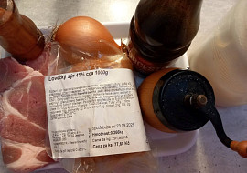 Vepřová krkovice zapečená s cibulí a loveckým sýrem