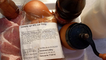 Vepřová krkovice zapečená s cibulí a loveckým sýrem