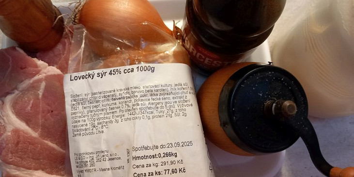 Vepřová krkovice zapečená s cibulí a loveckým sýrem