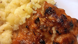 Vepřová krkovice zapečená s cibulí a loveckým sýrem