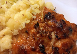 Vepřová krkovice zapečená s cibulí a loveckým sýrem