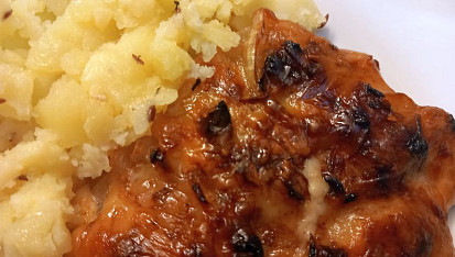 Vepřová krkovice zapečená s cibulí a loveckým sýrem