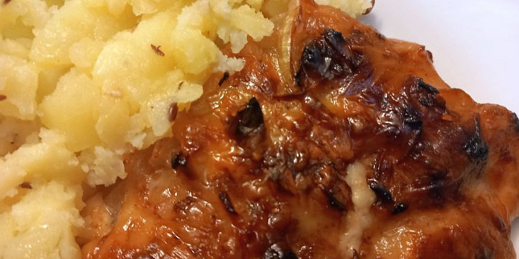 Vepřová krkovice zapečená s cibulí a loveckým sýrem