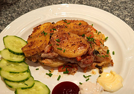 Zapečené brambory s krkovičkou a zeleninou