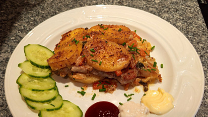 Zapečené brambory s krkovičkou a zeleninou