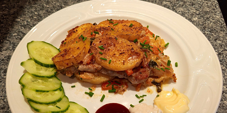 Zapečené brambory s krkovičkou a zeleninou