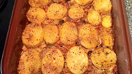 Zapečené brambory s krkovičkou a zeleninou