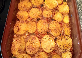 Zapečené brambory s krkovičkou a zeleninou