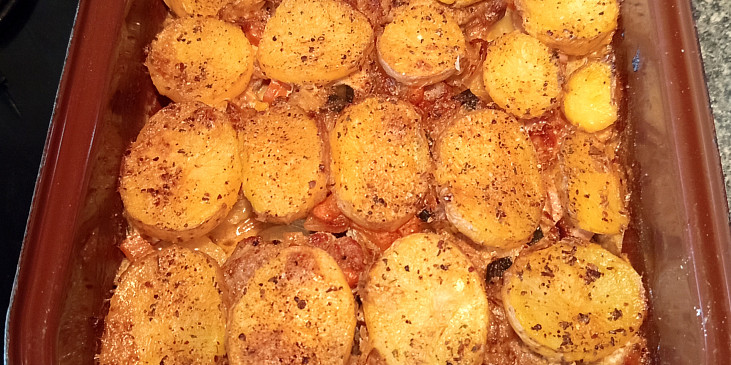 Zapečené brambory s krkovičkou a zeleninou