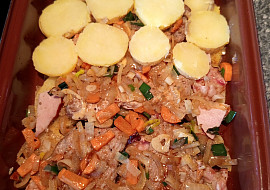 Zapečené brambory s krkovičkou a zeleninou