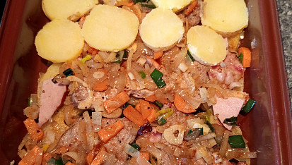 Zapečené brambory s krkovičkou a zeleninou