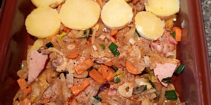 Zapečené brambory s krkovičkou a zeleninou