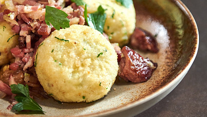 Bramborové knedlíky plněné uzeným s kysaným zelím podle Honzy Punčocháře