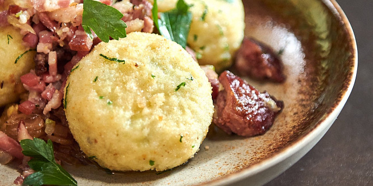 Bramborové knedlíky plněné uzeným s kysaným zelím podle Honzy Punčocháře