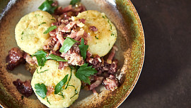 Bramborové knedlíky plněné uzeným s kysaným zelím podle Honzy Punčocháře