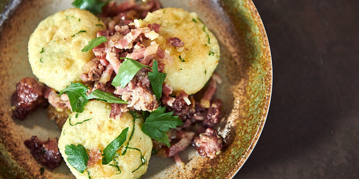 Bramborové knedlíky plněné uzeným s kysaným zelím podle Honzy Punčocháře