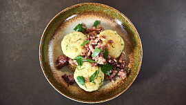 Bramborové knedlíky plněné uzeným s kysaným zelím podle Honzy Punčocháře