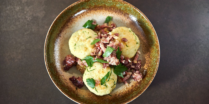 Bramborové knedlíky plněné uzeným s kysaným zelím podle Honzy Punčocháře