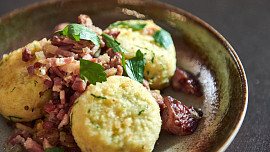 Bramborové knedlíky plněné uzeným s kysaným zelím podle Honzy Punčocháře