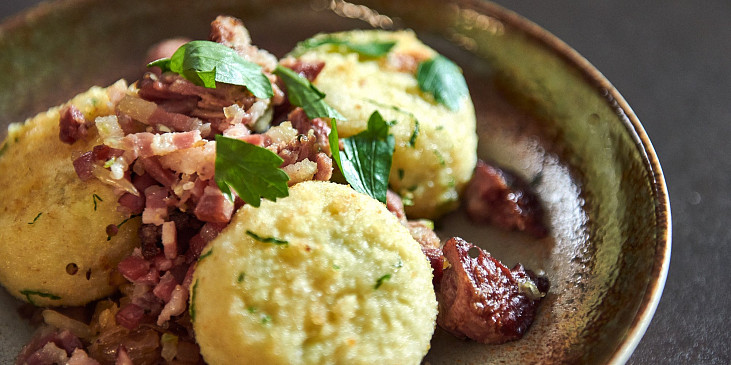 Bramborové knedlíky plněné uzeným s kysaným zelím podle Honzy Punčocháře