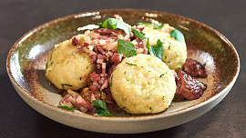 Bramborové knedlíky plněné uzeným s kysaným zelím podle Honzy Punčocháře