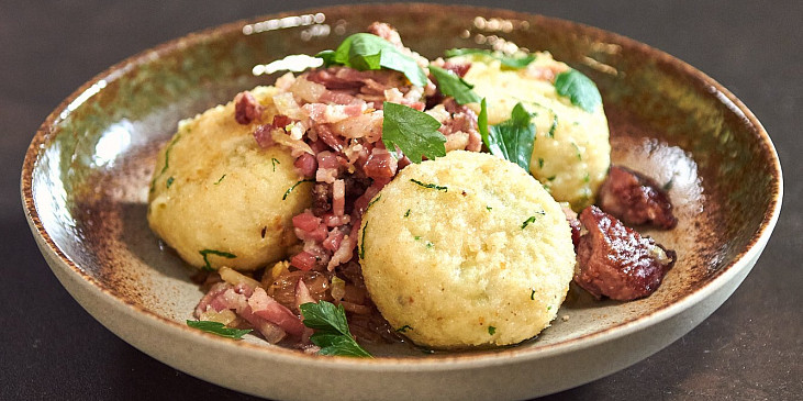 Bramborové knedlíky plněné uzeným s kysaným zelím podle Honzy Punčocháře