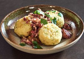 Bramborové knedlíky plněné uzeným s kysaným zelím podle Honzy Punčocháře