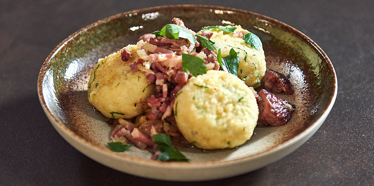 Bramborové knedlíky plněné uzeným s kysaným zelím podle Honzy Punčocháře