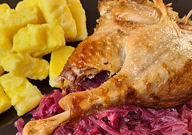 Domácí bramborové noky (S husou a červeným zelím)