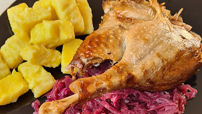 Domácí bramborové noky, S husou a červeným zelím