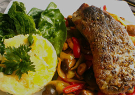 Kapr se zeleninou a houbami