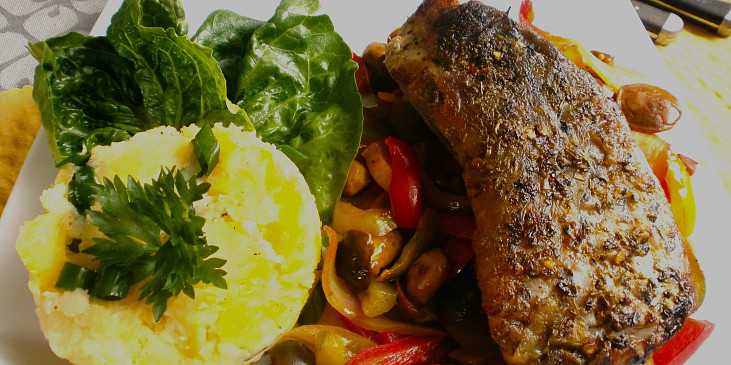 Kapr se zeleninou a houbami