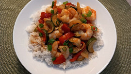 Krevety v omáčce s paprikami a cuketou