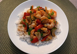 Krevety v omáčce s paprikami a cuketou