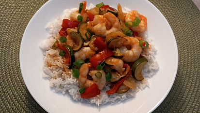 Krevety v omáčce s paprikami a cuketou