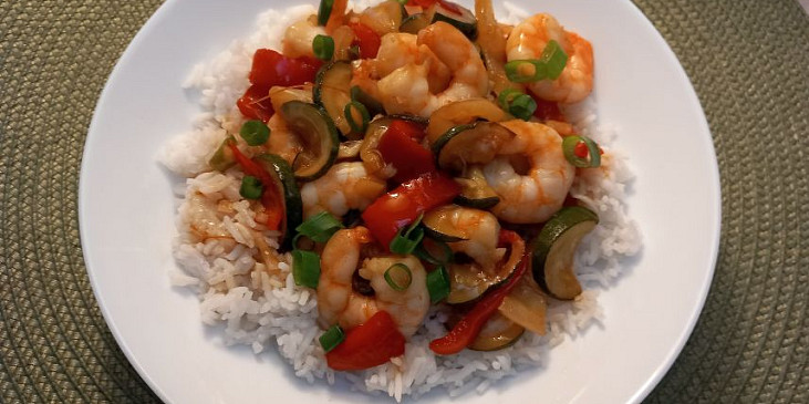 Krevety v omáčce s paprikami a cuketou