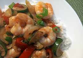 Krevety v omáčce s paprikami a cuketou