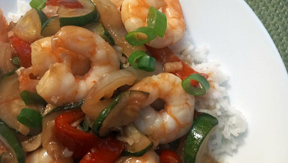 Krevety v omáčce s paprikami a cuketou