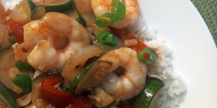 Krevety v omáčce s paprikami a cuketou