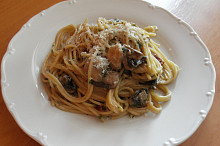 Špagety se žampiony a sušenými rajčaty