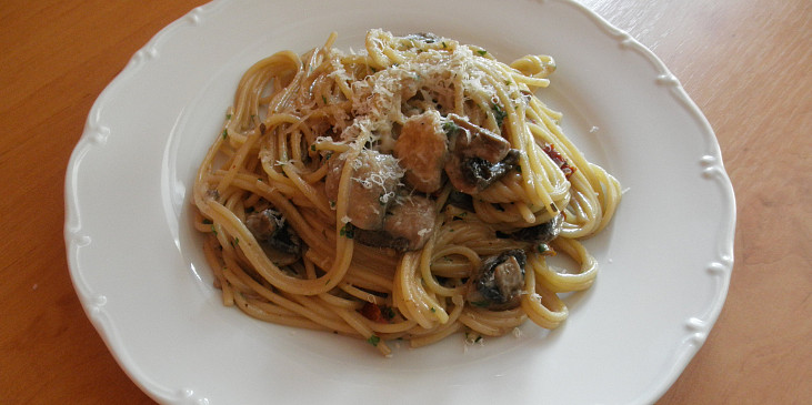 Špagety se žampiony a sušenými rajčaty (Špagety se žampiony a sušenými rajčaty)
