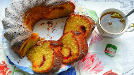 Vláčná tvarohová bábovka s marmeládou