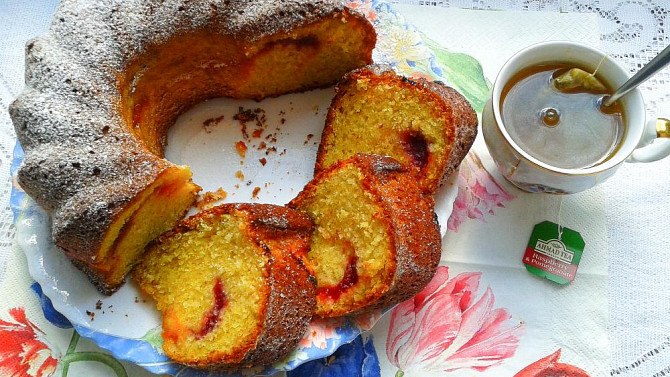 Vláčná tvarohová bábovka s marmeládou