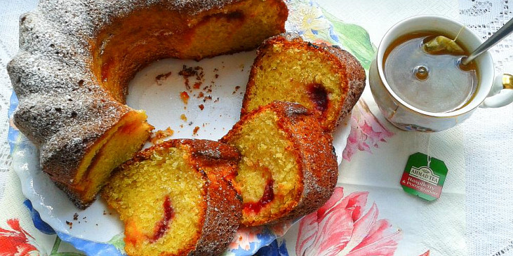 Vláčná tvarohová bábovka s marmeládou