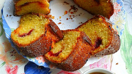 Vláčná tvarohová bábovka s marmeládou