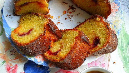 Vláčná tvarohová bábovka s marmeládou