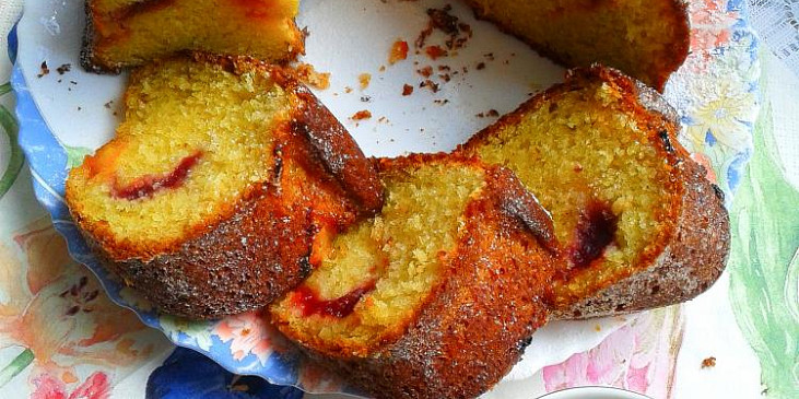 Vláčná tvarohová bábovka s marmeládou