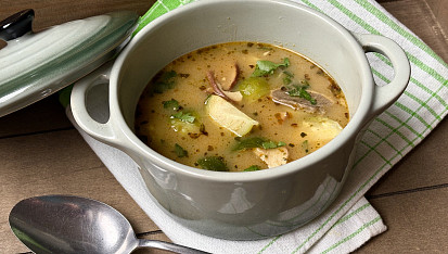 Bramborová polévka s růžičkovou kapustou a lesními houbami