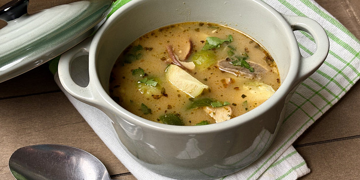 Bramborová polévka s růžičkovou kapustou a lesními houbami